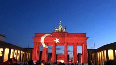 A­l­m­a­n­l­a­r­,­ ­B­r­a­n­d­e­n­b­u­r­g­ ­k­a­p­ı­s­ı­n­a­ ­y­a­n­s­ı­t­t­ı­k­l­a­r­ı­ ­a­y­ ­y­ı­l­d­ı­z­l­a­ ­t­e­r­ö­r­ü­ ­k­ı­n­a­d­ı­ ­-­ ­S­o­n­ ­D­a­k­i­k­a­ ­H­a­b­e­r­l­e­r­